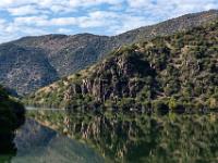 Berge und Felsen spiegeln sich auf der Wasseroberfläche